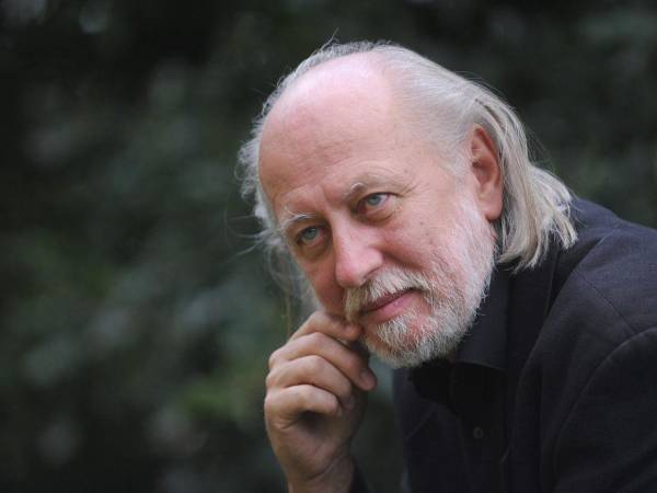 La elección de Krasznahorkai fue recibida sin sorpresas en Suecia, y aunque el reconocimiento a su literatura es generalizado, algunas voces critican su designación por ser previsible.