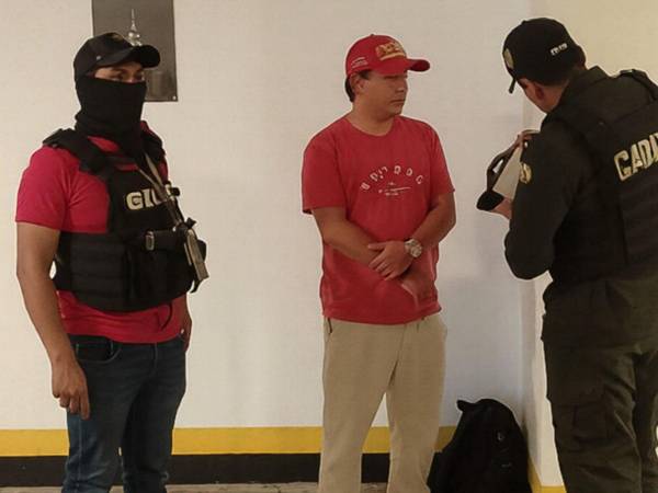 Según medios locales, Marcelo Arce fue llevado a la sede de la Fuerza Especial de Lucha contra el Crimen (Felcc) en Santa Cruz, mientras que Montaño indicó que no se descarta que sea trasladado a La Paz.