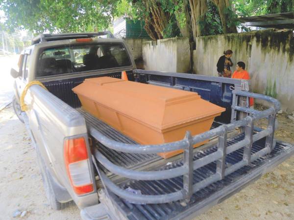 Familiares de César Omar Peña Bonilla, ultimado junto a su pareja en el sector de la Rivera Hernández de San Pedro Sula, retiraron ayer sus restos de la morgue.