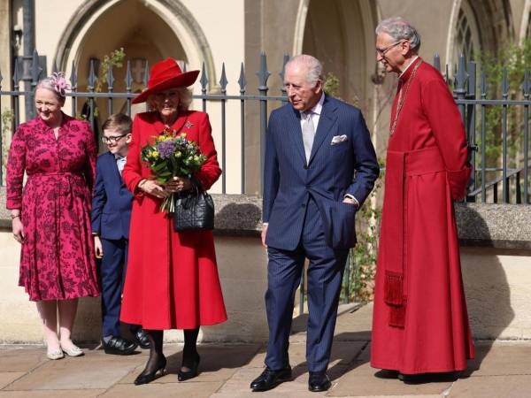 Los reyes Carlos III y Camila encabezaron la comitiva, seguidos de los príncipes de Gales, William -heredero al trono- y Kate, junto a sus tres hijos.
