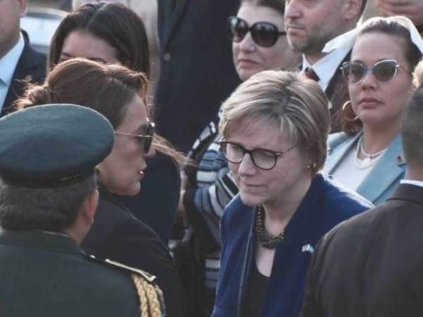 Imagen muestra a la presidenta de Honduras, Xiomara Castro, saludando a la embajadora de Estados Unidos en Honduras, Laura F. Dogu, durante un evento oficial en Tegucigalpa.