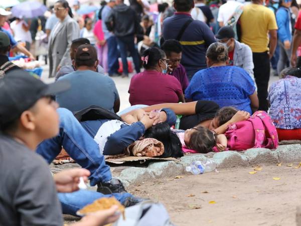 Tras varias horas de permanecer bajo el sol y sin recibir respuesta a su demanda, cientos de hondureños afectados por Koriun Inversiones se manifiestan este martes a inmediaciones del Congreso Nacional.