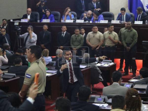 Con silbatos y cada uno en su curul, así protestaron los diputados de Libertad y Refundación (Libre) a la lectura de las denuncias de juicio político presentadas este jueves 9 de abril en el Congreso Nacional.