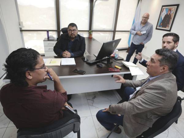 Los comisionados advierten que cualquier empleado, independientemente de su afiliación política, si no cumple con su trabajo será cancelado de su cargo.