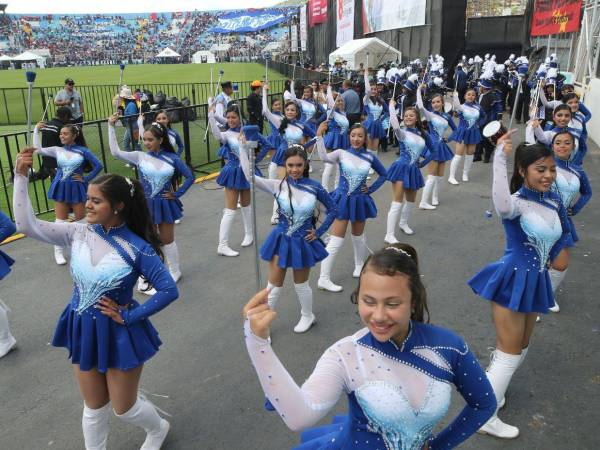 Padres destinan miles de lempiras en trajes y accesorios para que sus hijos participen en los cuadros de palillonas, bandas marciales y pelotones.