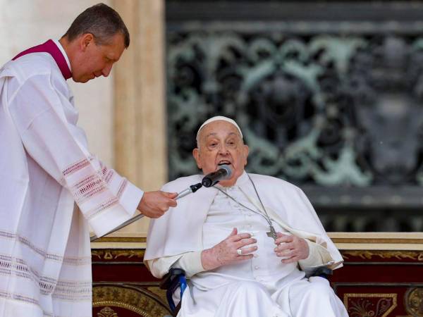Aun convaleciente, saludó a los fieles desde su silla de ruedas, sin oxígeno, y mostró gestos de cercanía.