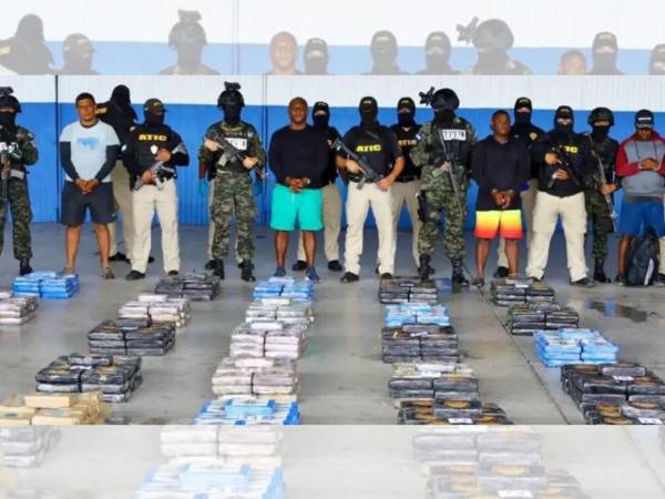 Un juez en materia de Criminalidad Organizada, Medio Ambiente y Corrupción dictó auto de formal procesamiento a cinco hombres detenidos con 899 kilogramos de cocaína en La Mosquitia.