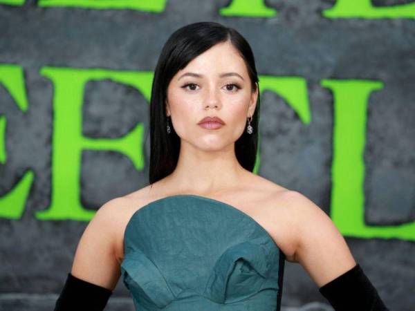 Sus pasos firmes en la actuación fueron como protagonista de la serie de Disney Channel Stuck in the Middle, donde interpretó a Harley Diaz.