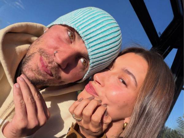 Justin Bieber y Hailey Bieber cumplieron ocho años de casados este sábado, y el cantante lo hizo público en Instagram con un carrusel de imágenes tomadas durante una salida informal a un bar, donde ambos se midieron en una partida de billar.