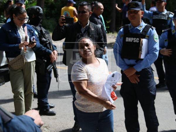 Este jueves 15 de enero, un despliegue policial llegó a Las Crucitas, en las cercanías de El Picacho, para ejecutar una orden de desalojo en contra de al menos 15 familias, que tendrían que dejar voluntariamente sus viviendas. A continuación los detalles y las imágenes.