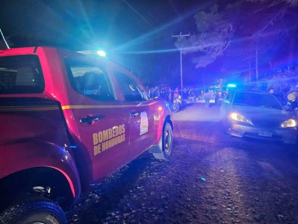 Elementos del Cuerpo de Bomberos de Honduras llegaron a auxiliar a los heridos que dejó el accidente.