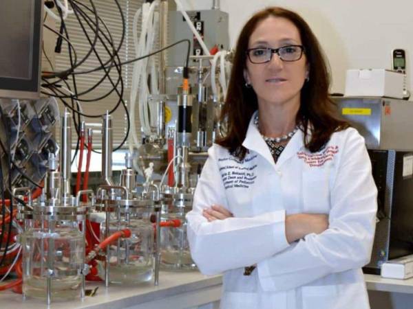 María Elena Bottazzi nació en Italia, pero se crio en Honduras. Egresó de la carrera de Microbilogía en la UNAH. Vive en Estados Unidos.