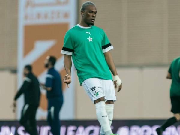 Deiby Flores en el calentamiento previo.