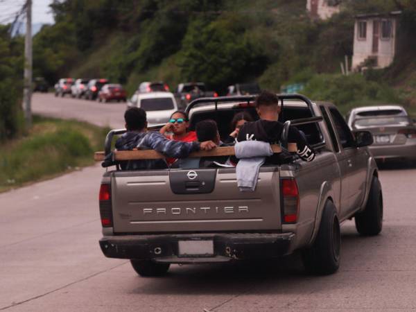 La paila de los pick-up no fue diseñada para transportar pasajeros, pero ante la realidad económica del país la DNVT permitirá como máximo tres personas y sancionará los excesos.