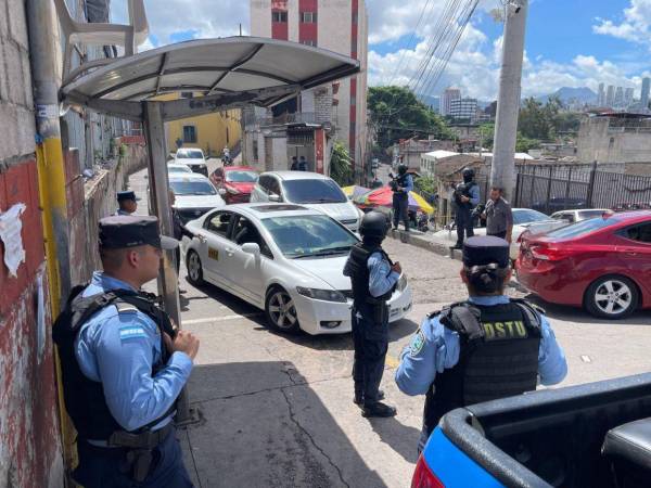 Muchos taxistas han preferido no brindar declaraciones públicas por razones de seguridad, la ausencia de unidades en varios puntos de abordaje refleja el temor que viven quienes trabajan en este oficio.