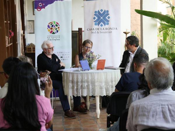 El preámbulo de la inauguración del Festival Internacional de Poesía Los Confines 2026 se extendió hasta Casa de La Ronda, donde Guatemala y Canadá estuvieron representadas en voz de sus poetas.