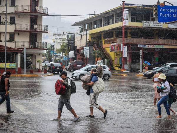 Las calles están inundadas debido a las fuertes lluvias en el balneario de Acapulco, estado de Guerrero.