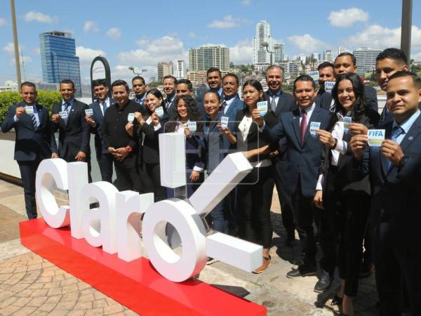 Los árbitros hondureños se mostraron muy contentos tras recibir el gafete FIFA.