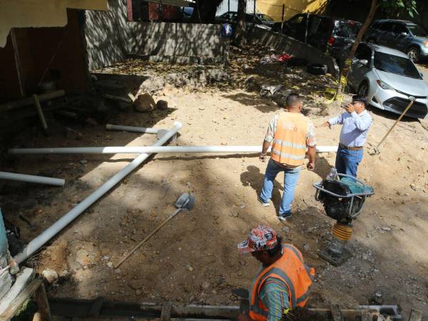 La reparación del socavón que amenazaba viviendas y espacios públicos llega a su fase final, tras la intervención de técnicos municipales especializados.