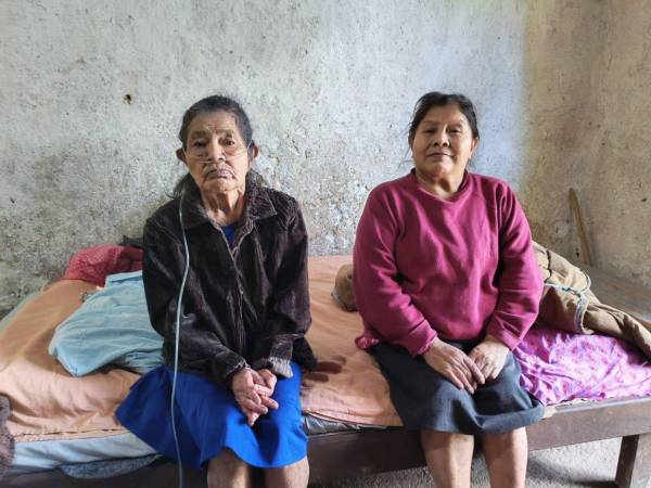 El zumbido de un concentrador de oxígeno acompaña la vida de doña María, mientras su hija Rita permanece postrada