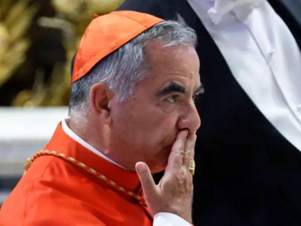 El cardenal Angelo Becciu, a quien Francisco quitó los privilegios de purpurado por su implicación en un escándalo financiero.