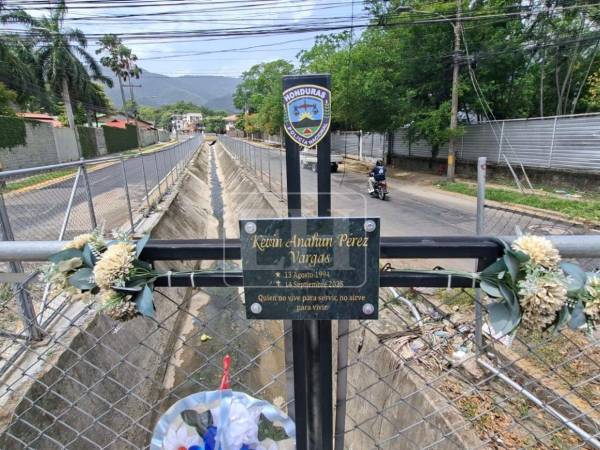 El pequeño Elvis Eliú Bautista Guillén, de 11 años, y el inspector de Policía Kevin Pérez perdieron la vida en un intento de rescate en una quebrada en septiembre de 2025. Así luce la quebada a un año del lamentable hecho.