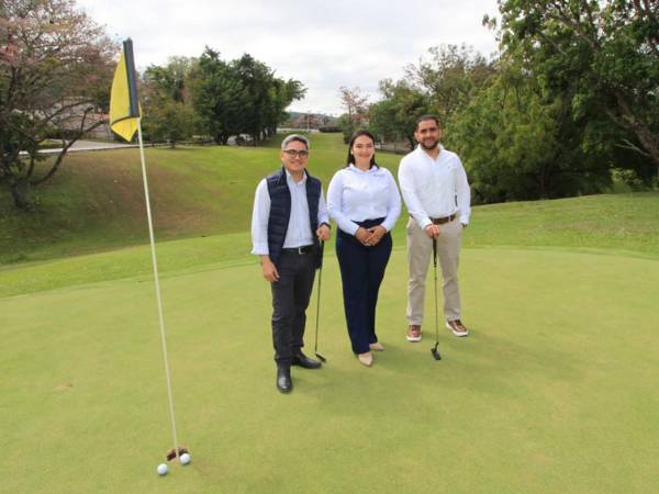 Ejecutivos de Tigo Business junto a Deybi Ángel Rodríguez Zamora, Jefe de IT de Comayagua Golf Club, destacando la alianza tecnológica que impulsa la innovación en el complejo.