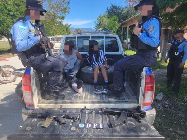 Durante la operación, las autoridades también decomisaron armamento que, según las investigaciones, era utilizado para actividades ilícitas.