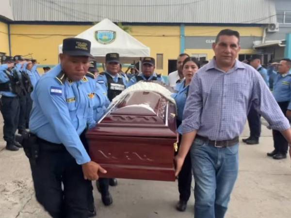 Familiares también acompañaron la triste despedida. Permanecieron en silencio observando cómo la institución rendía honores a quienes ya no regresarán a sus puestos de trabajo.