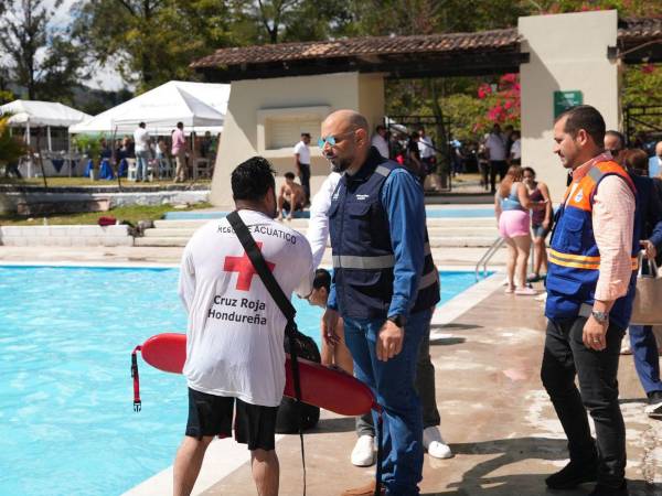 El ministro de Turismo, Andrés Ehrler, se ha desplazado personalmente por distintos puntos de Honduras supervisando el trabajo de atención de los turistas extranjeros y veraneantes nacionales.