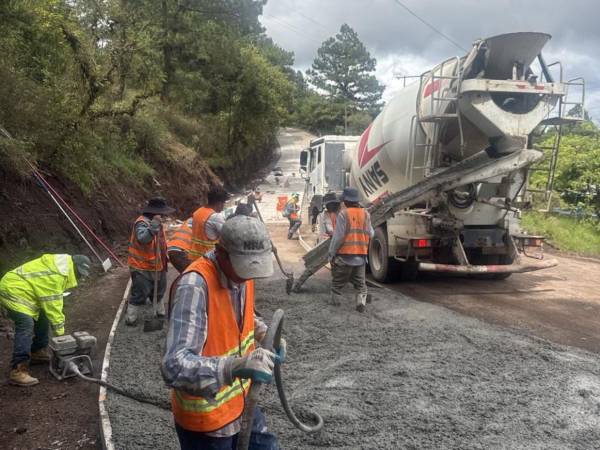 El proyecto inició en diciembre de 2024 y actualmente registra avances en pavimentación, drenajes y obras complementarias.