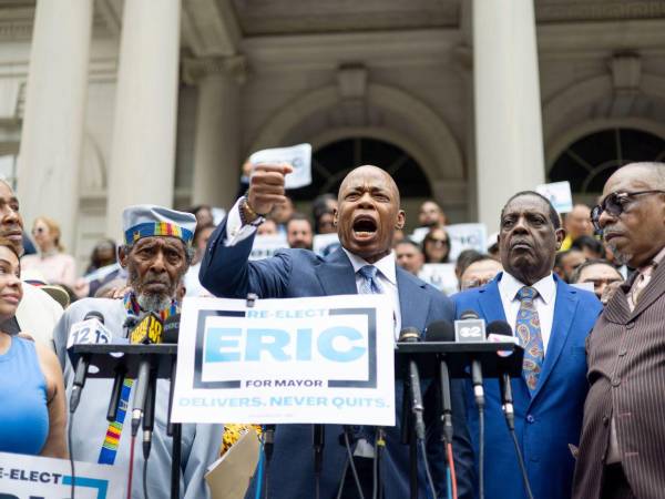 El alcalde de Nueva York, Eric Adams, participa en un mitin con sus simpatizantes, donde lanzó su campaña de reelección en las escalinatas de la Alcaldía, en Nueva York.