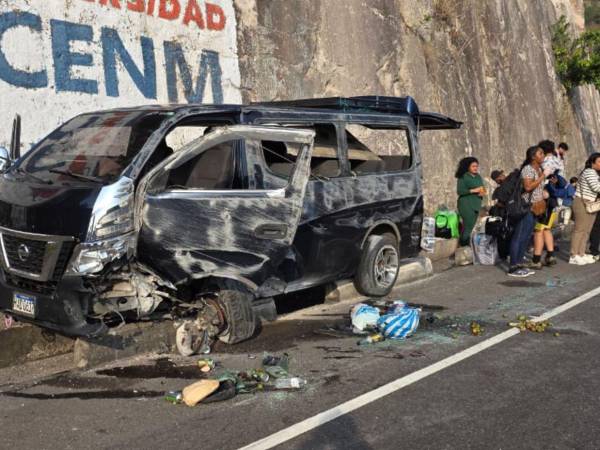 Un nuevo accidente de tránsito registrado en la carretera CA-5 volvió a generar alarma en el departamento de Comayagua, luego del volcamiento de un microbús en el sector de la Cuesta de la Virgen.