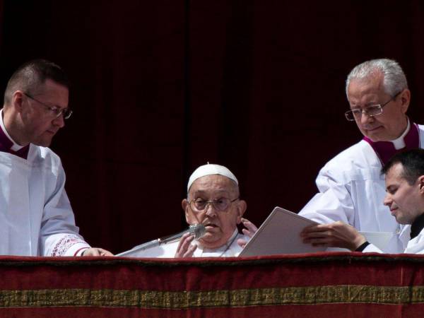 El papa Francisco brindó su última bendición urbi et orbi en la misa pascual del Domingo de Resurrección.