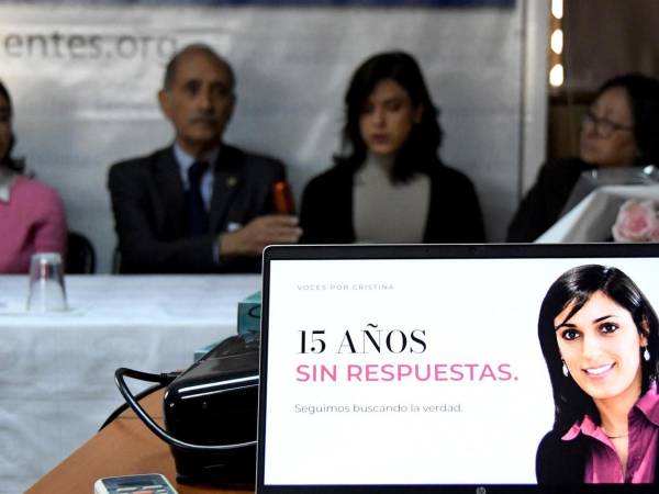 La familia de Cristina Siekavizza, desaparecida hace 15 años en un caso de feminicidio emblemático en Guatemala, instó esta semana a la ciudadanía a perder el miedo y aportar información anónima que permita localizar sus restos. Su esposo y asesino murió por covid-19 y nunca reveló qué pasó con ella.