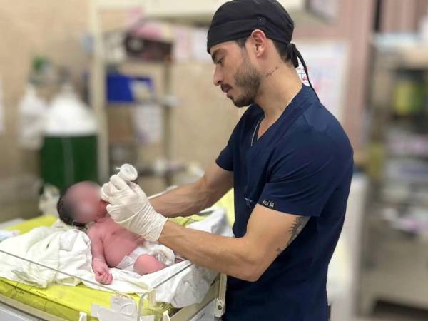 Aníbal Aryuri García López, de 36 años, era un reconocido médico que perdió la vida de manera accidental en su casa en San Pedro Sula, el pasado 5 de noviembre. Su muerte ha causado contradicciones en redes sociales, pero sobre todo consternación. Además, era hermano de un candidato a alcalde. Aquí los detalles.