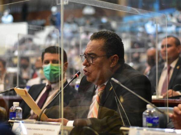 La desesperación política del bipartidismo los hace atentar en público y en mi propia casa contra la vida de nosotros, los de la resistencia, denunció Soto.