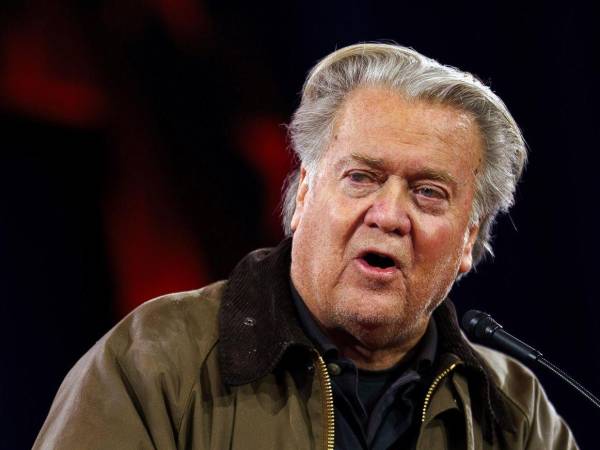 Bannon también habría sugerido a Epstein sobre cómo cambiar la narrativa en torno a sus crímenes pasados.