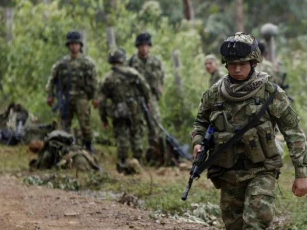 El Ejército informó que los militares fueron retenidos por comunidades, supuestamente instrumentalizadas por las disidencias, en la vereda El Tigre, del municipio de El Tambo.