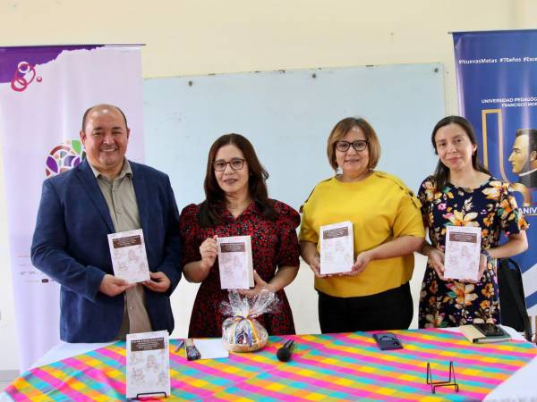 Salvador Madrid, Glenda Etrada, Sugey Cortés e Iveth Vega durante la presentación de la antología.