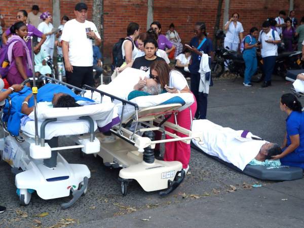 Un terremoto de magnitud 7,4 sacudió el lunes gran parte de Colombia causando decenas de muertos y el derrumbe de edificios en ciudades del centro del país, así como daños en aeropuertos y otras infraestructuras.