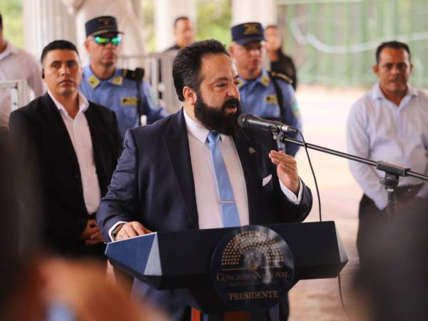 Luis Redondo dejó la presidencia del Congreso Nacional y se desconoce dónde está.