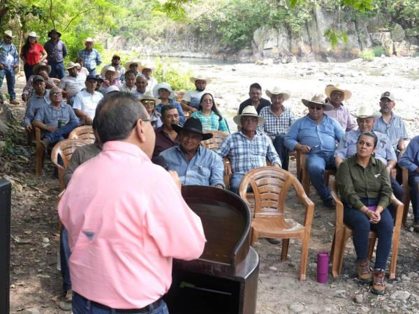 Las autoridades de la Secretaría de Agricultura y Ganadería (SAG), desarrollaron el proyecto de riego en Lamaní, Comayagua, con el que se beneficiarán 206 familias de diferentes comunidades.