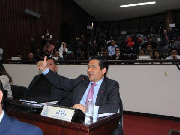 El exmagistrado Morazán compareció ante el pleno del Legislativo.