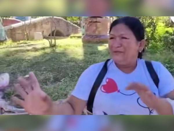 La mujer estaba sumamente preocupada por la situación que acababa de vivir.