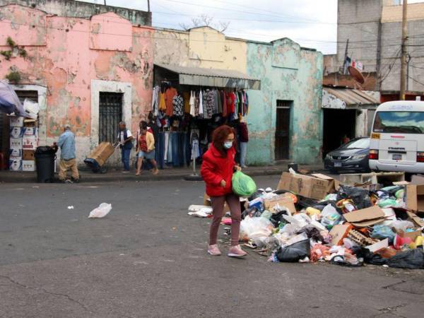 Calles y mercados del Distrito Central muestran un panorama de contaminación y riesgo sanitario debido a la acumulación constante de desechos sólidos.