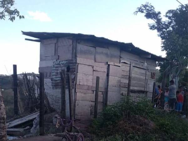 El cuerpo de Ana Lagos fue encontrado dentro de una humilde vivienda construida con madera en la colonia Buen Samaritano, a inmediaciones del kilómetro 7 de la carretera a Olancho.
