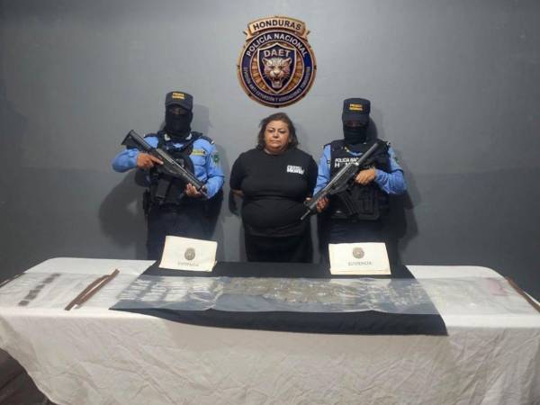 Agentes de la Dirección Anti Extorsión y Asociaciones Terroristas (DAET), capturaon Naly Johana Paz Martínez, de 44 años, alias de La Patrona, por tráfico de drogas en Puerto Cortés.