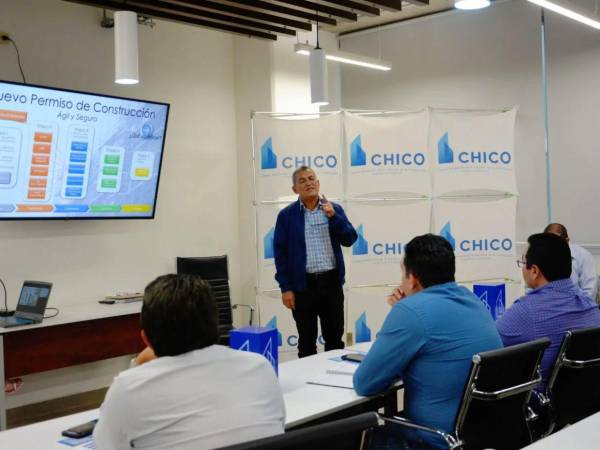 El alcalde Juan Diego Zelaya y directivos la Cámara Hondureña de la Industria de la Construcción dialogaron sobre la creación de un sistema digital que agilice la expedición de permisos en la capital.