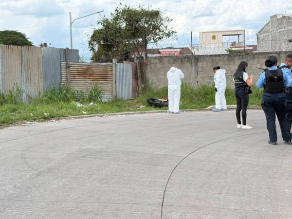 Elementos de Inspecciones Oculares de la Dirección Policial de Investigaciones (DPI) hicieron su trabajo de pericia en el lugar dónde fue encontrado el cuerpo, en la colonia Miraflores.